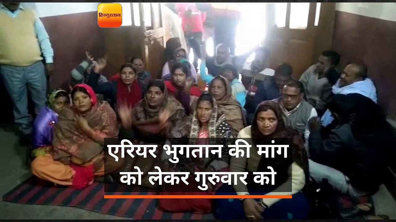 शिक्षामित्रों ने बीएसए कार्यालय में की तालाबंदी