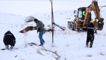Kardan devrilen elektrik direklerini 'enerji timleri' onarıyor