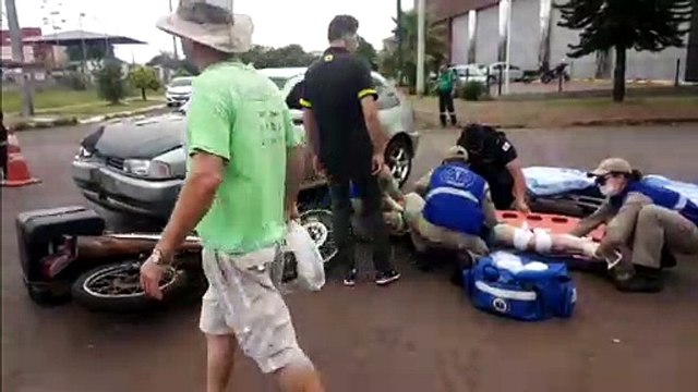 Entregador tem fratura na perna em colisão entre veículos