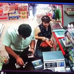 Voler un billet comme un magicien à une caissière