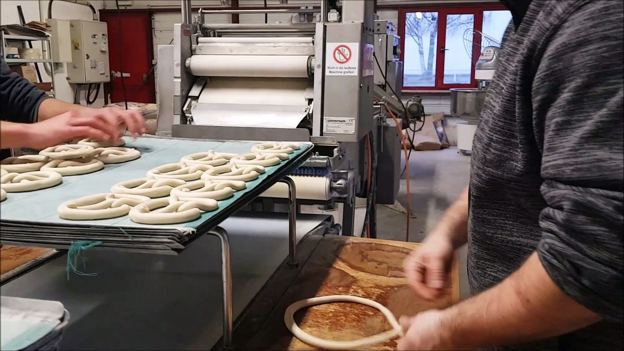 La fabrication de bretzels artisanales dans l'entreprise S'Bretschtelle Eck, à Eckbolsheim DNA