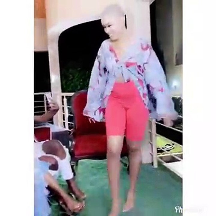 Soukeyna de la série "Nafi" hypnotise avec un défilé en culotte