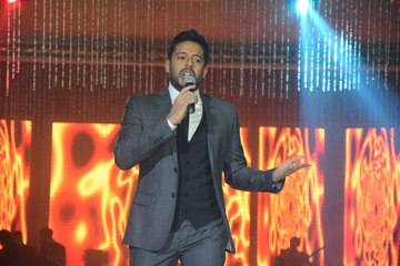 فيديو: حماقي يؤدي أغنية من ألبومه القادم في زفاف نجم منتخب مصر