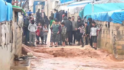 نداءات استغاثة يطلقها النازحون شمالي سوريا بسبب الأمطار