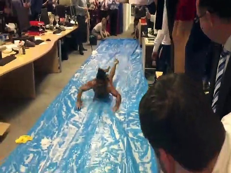 Soirée de fête au bureau : quand ça dégénère en glissades !