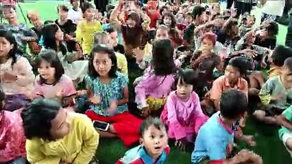 Juegos y canciones para los niños tras el tsunami en Indonesia