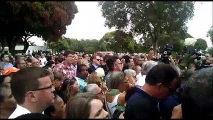 Momento de reza no enterro de Gerson Camata