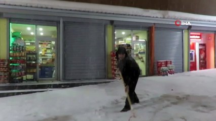 Başkale'de kar yağışı nedeniyle 29 mahalle ve 25 mezra yolu kapandı