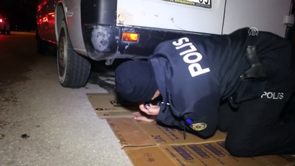 Minibüste sıkışan kediyi polisler kurtardı - ADANA