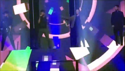 Raoul señalando a Agoney mientra este canta "I'm Still standing" Palau Sant Jordi 27-12-18