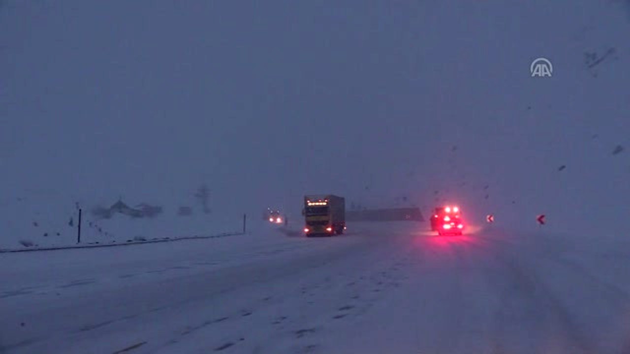 Erzincan'da Kar Yağışı ve Tipi Ulaşımı Olumsuz Etkiledi