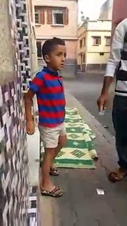 Blague du billet contre un mur... douloureux pour le crane