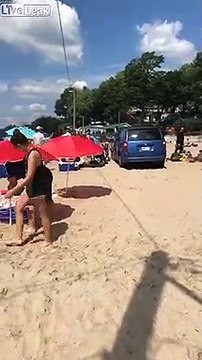 Un dingue roule en voiture sur la plage et manque d'écraser des touristes !