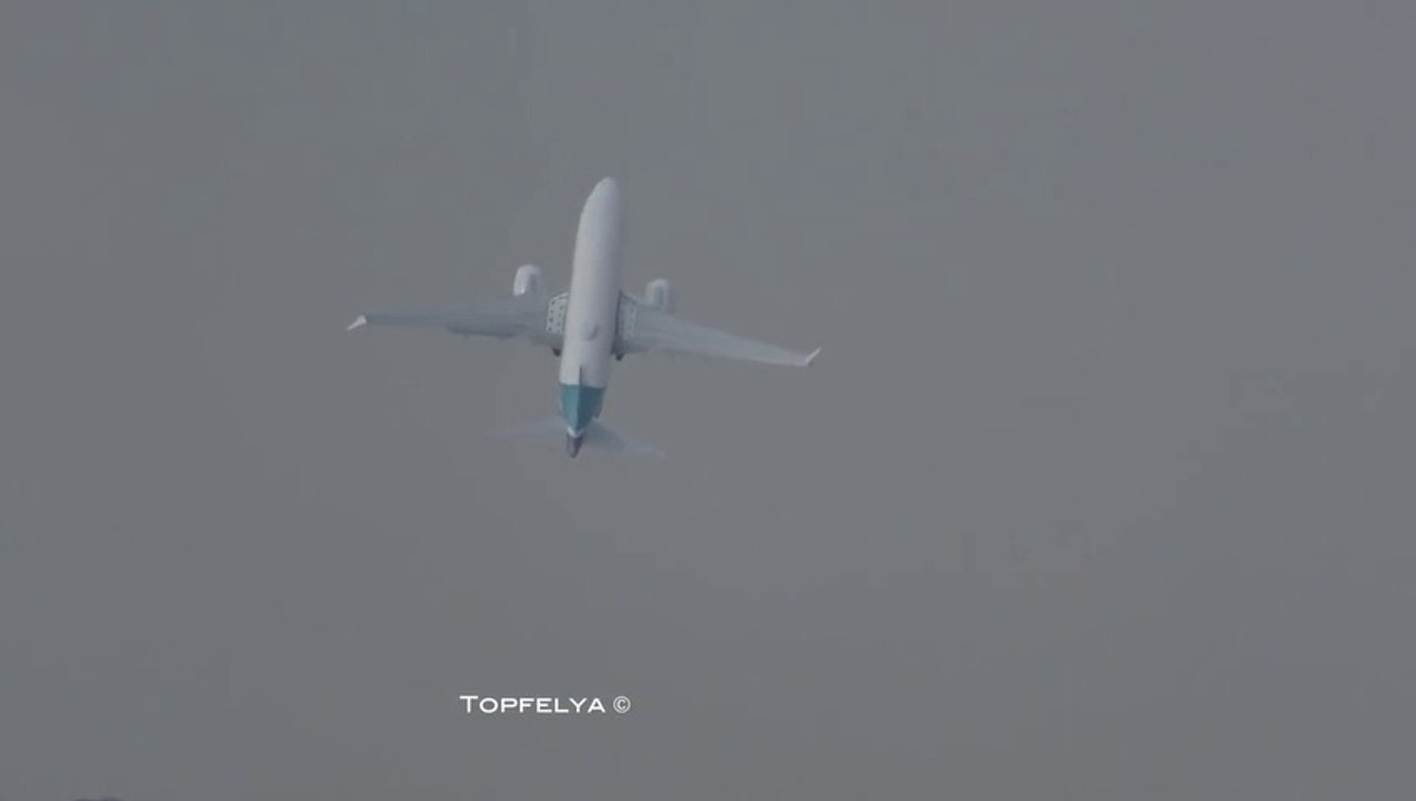 Ce Boeing décolle presque à la verticale