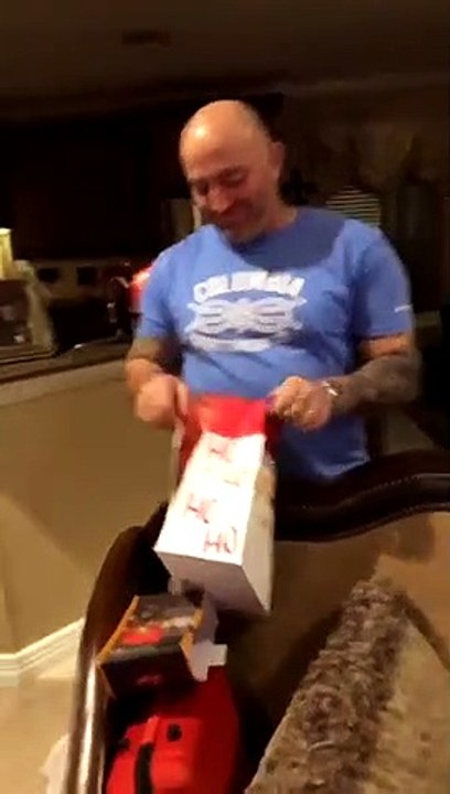 Il offre à son beau-père un formulaire d'adoption pour Noël... Tellement émouvant