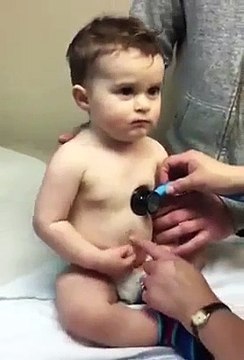 Ce bébé tombe amoureux du docteur... Tellement mignon