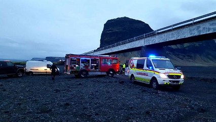 Download Video: Island: Touristen stürzen mit einem Auto von sechs Meter hoher Brücke