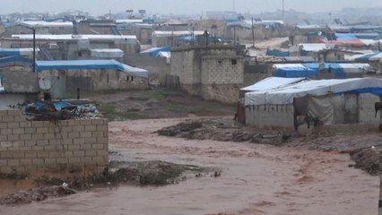 الأمطار الغزيرة تزيد من مأساة النازحين السوريين في شمال البلاد