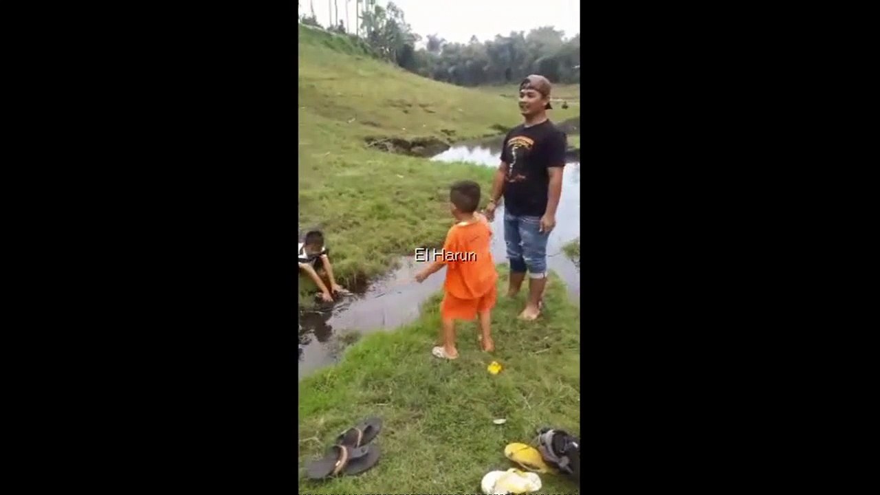 Kecebur Mau Bantu anak Lopat