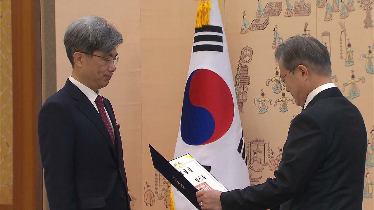 문 대통령, 김상환 신임 대법관 임명장 수여 / YTN