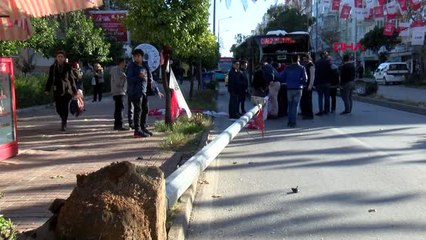 Antalya Aydınlatma Direği Otomobilin Üzerine Devrildi