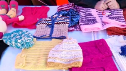 Yüzlerce kadın lösemili çocuklar için örgü ördü