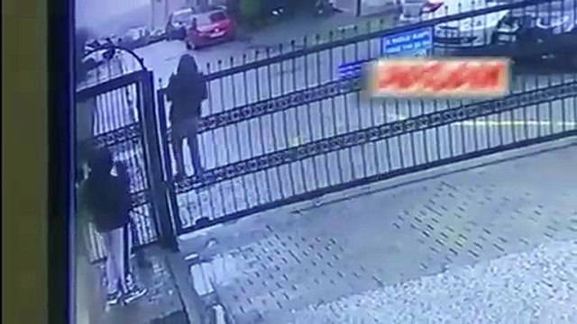 Demir kapının açılmasıyla küçük çocuk zor anlar yaşadı