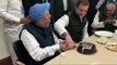 Congress Foundation Day पर Rahul Gandhi और Manmohan Singh ने काटा Cake | वनइंडिया हिंदी