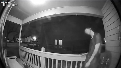 Скачать видео: Un homme se met KO tout seul en voulant entrer de force dans une maison