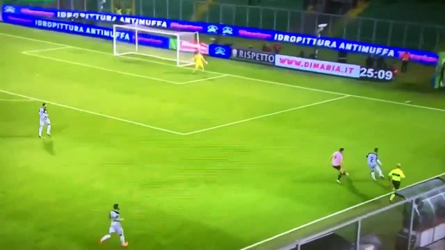 Un gardien de foot marque contre son camp en crochetant un adversaire