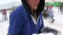 Karacadağ’da mevsimin ilk karı yağdı, çocuklar kartopu oynayarak karın tadını çıkardı