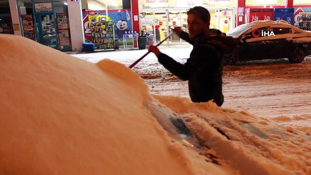 Buzlanan yollarda araçlar ilerlemekte güçlük çekti, vatandaşlar karın tadını çıkardı