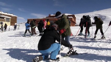 Hakkarili öğrenciler kayakla tanışıyor