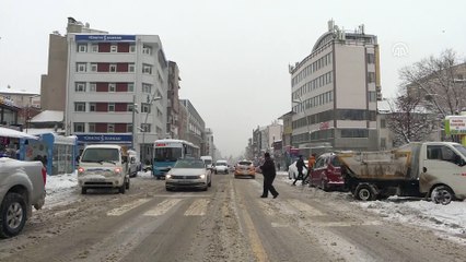 Erzurum'da kar yağışı, buzlanma ve tipi etkili oluyor
