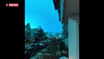 Explosion et lumière bleue au-dessus de New York