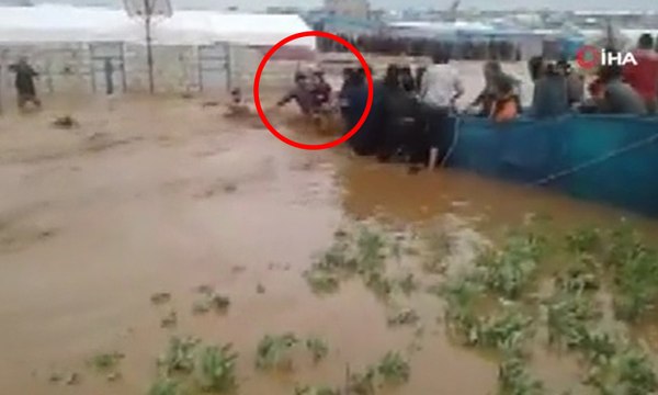 Çocuk, sel sularından kurtarıldı: O anlar kamerada