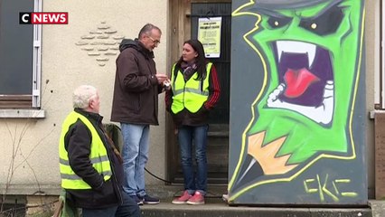 Des «gilets jaunes» se replient dans des bâtiments