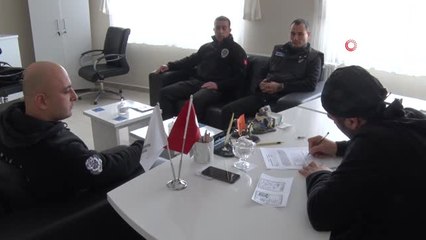 Donan Gölde Buzları Kırarak Kurtardığı Yavru Köpeği Sahiplendi