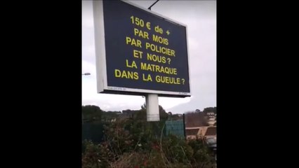 Des gilets jaunes louent un panneau publicitaire pour exprimer leur mécontentement