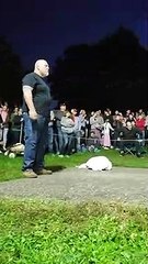 Son pantalon tombe aux genoux en portant un gigantesque rocher