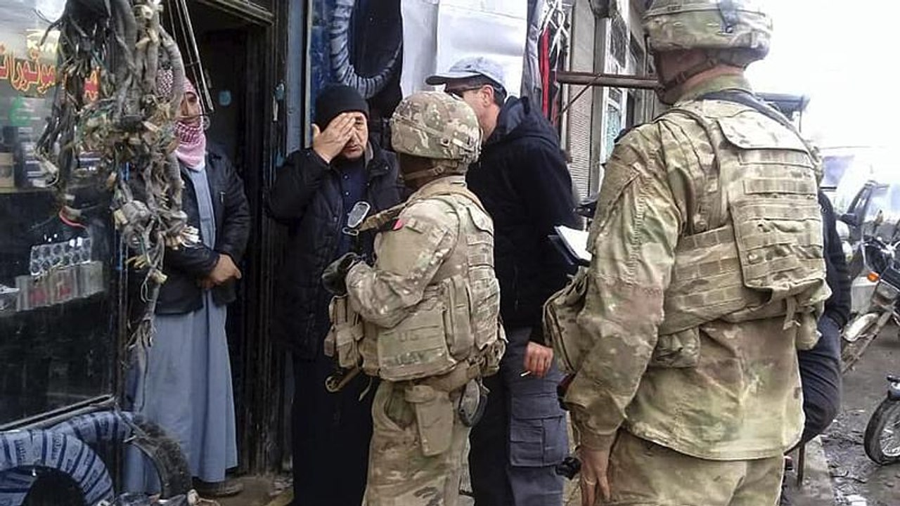 L'esercito siriano entra a Manbij al confine con la Turchia