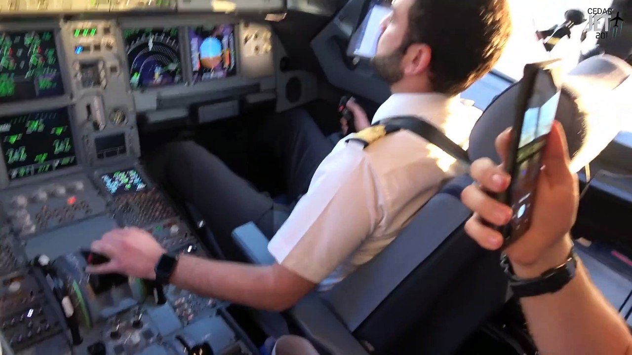 Airbus A320 Cockpit Landing in Lebanon Beirut with Middle East Airlines HD