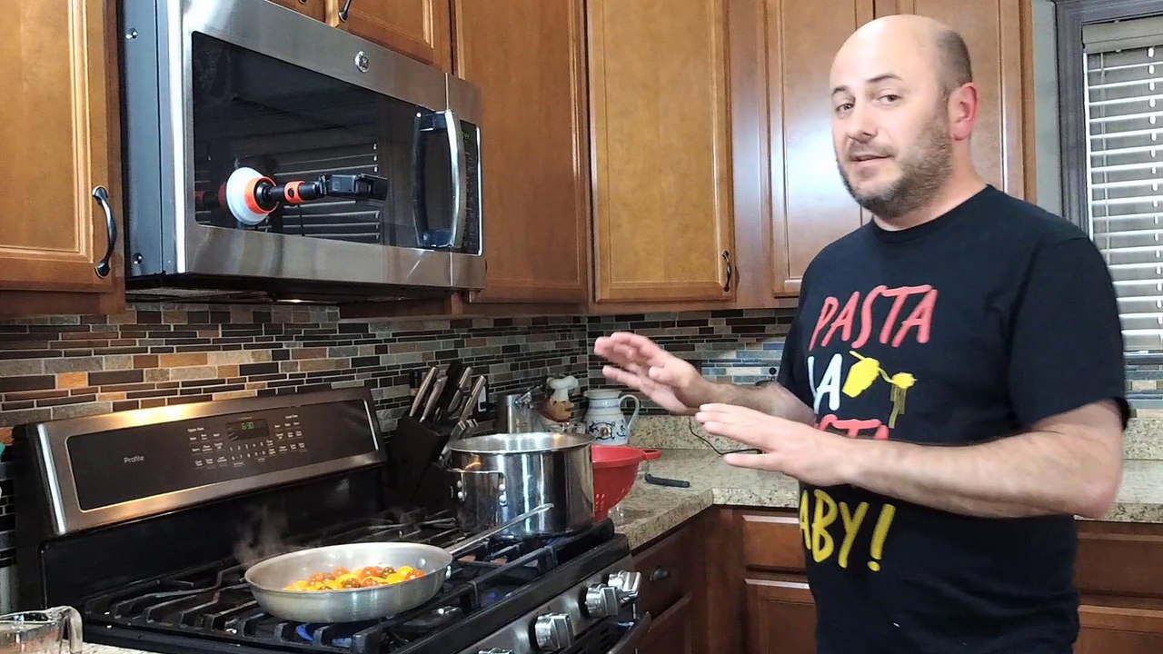 The proper way to drain water when cooking pasta