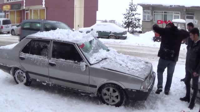 Ardahan Çatıdan Düşen Kar Kütlesi 3 Araca Zarar Verdi