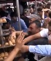 Des personnes se ruent sur de la nourriture en Turquie