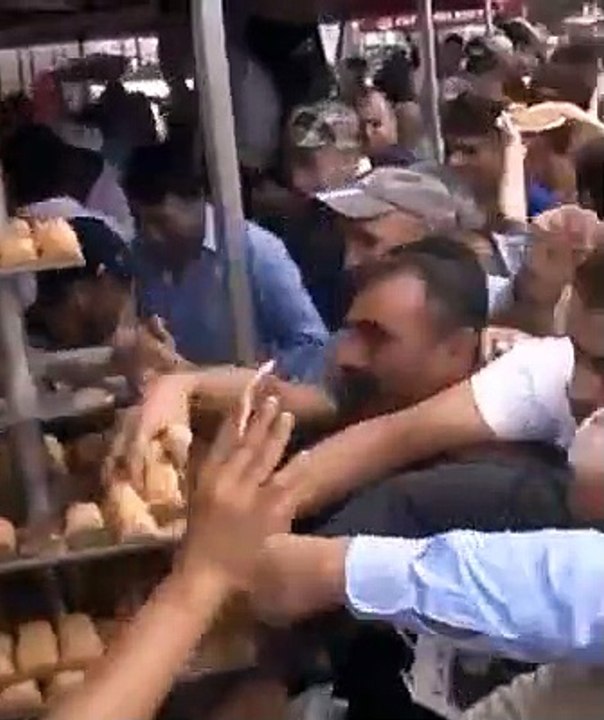 Des personnes se ruent sur de la nourriture en Turquie