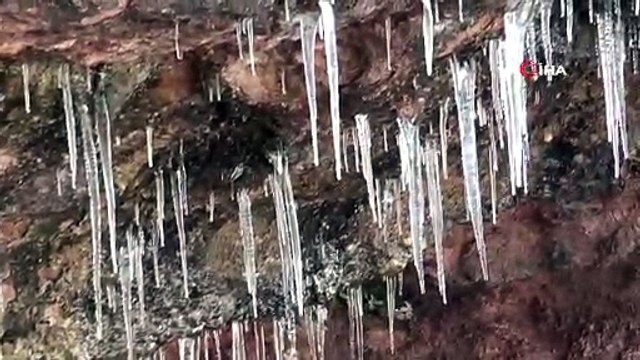 Kar ve Yağmur Sonrası Soğuk Havayla Birlikte Buz Sarkıtları Oluştu
