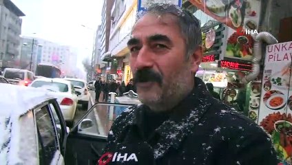 Yoğun kar yağışı nedeniyle uçak seferleri iptal edildi, yüzlerce yerleşim yerinin yolu ulaşıma kapandı