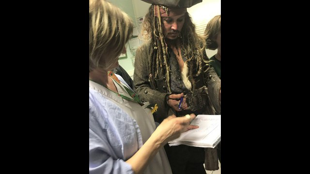 Johnny Depp, en Jack Sparrow, visite des enfants malades à Paris