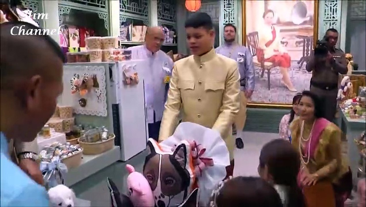 ดูลีลาขับรถเท่ห์ๆ ขององค์ทีฯ ในงานอุ่นไอรักฯ ทรงพระหล่อเหลาเอาการทีเดียว สาวๆกรี้ดกันสนั่น!